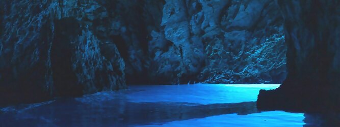 Trip Oberösterreich Reisetipps - Die Blaue Grotte von Bisevo in Kroatien ist nur per Boot erreichbar. Atemberaubend schön fasziniert dieses Naturphänomen in leuchtenden intensiven Blautönen. Ein idyllisches Highlight der vorzüglich geführten Speedboot-Tour im Adria Inselparadies, mit fantastisch facettenreicher Unterwasserwelt. Die Blaue Grotte ist ein Naturwunder, das auf der kroatischen Insel Bisevo zu finden ist. Sie ist berühmt für ihr kristallklares Wasser und die einzigartige bläuliche Farbe, die durch das Sonnenlicht in der Höhle entsteht. Die Blaue Grotte kann nur durch eine Bootstour erreicht werden, die oft Teil einer Fünf-Insel-Tour ist.