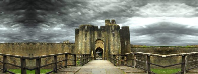 Trip Oberösterreich Reisetipps - Caerphilly Castle - ein Bollwerk aus dem 13. Jahrhundert in Wales, Vereinigtes Königreich. Mit einem aufsehenerregenden Turm, der schiefer ist wie der Schiefe Turm zu Pisa. Wie jede Burg mit Prestige, hat sie auch einen Geist, „The Green Lady“ spukt in den Gemächern, wo ihr Geliebter den Tod fand. Wo man in Wales oft – und nicht ohne Grund – das Gefühl hat, dass ein Schloss ziemlich gleich ist, ist Caerphilly Castle bei Cardiff eine sehr willkommene Abwechslung. Die Burg ist nicht nur deutlich größer, sondern auch älter als die Burgen, die später von Edward I. als Ring um Snowdonia gebaut wurden.