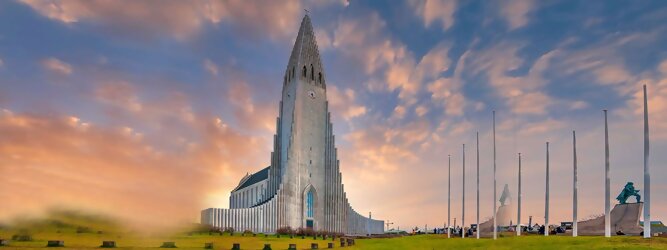 Trip Oberösterreich Reisetipps - Hallgrimskirkja in Reykjavik, Island – Lutherische Kirche in beeindruckend martialischer Betonoptik, inspiriert von der Form der isländischen Basaltfelsen. Die Schlichtheit im Innenraum erstaunt, bewegt zum Innehalten und Entschleunigen. Sensationelle Fotos gibt es bei Polarlicht als Hintergrundkulisse. Die Hallgrim-Kirche krönt Islands Hauptstadt eindrucksvoll mit ihrem 73 Meter hohen Turm, der alle anderen Gebäude in Reykjavík überragt. Bei keinem anderen Bauwerk im Land dauerte der Bau so lange, und nur wenige sorgten für so viele Kontroversen wie die Kirche. Heute ist sie die größte Kirche der Insel mit Platz für 1.200 Besucher.