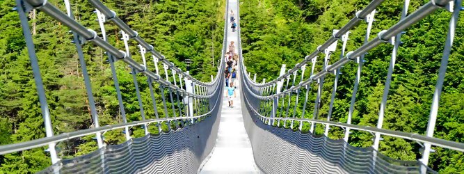 Trip Oberösterreich Reisetipps - highline179 - Die Brücke BlickMitKick | einmalige Kulisse und spektakulärer Panoramablick | 20 Gehminuten und man findet | die längste Hängebrücke der Welt | Weltrekord Hängebrücke im Tibet Style - Die highline179 ist eine Fußgänger-Hängebrücke in Form einer Seilbrücke über die Fernpassstraße B 179 südlich von Reutte in Tirol (Österreich). Sie erstreckt sich in einer Höhe von 113 bis 114 m über die Burgenwelt Ehrenberg und verbindet die Ruine Ehrenberg mit dem Fort Claudia.