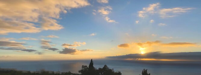 Trip Oberösterreich Insel Urlaub - La Palma macht ihrem Beinamen, die Schöne, alle Ehre. Das Kleinod im Atlantik erstrahlt in sattem Grün, verziert mit hübschen landestypischen Villen in den weit gestreuten Dörfern, eingerahmt von weichen Wellen des dunkelblauen atlantischen Ozeans, am Himmel ziehen malerische Formationen, bauschiger weißer Schäfchenwolken. Eine Bilderbuchidylle zum Verlieben. Die beliebtesten Orte für La Palma Ferien, locken mit besten Angebote für Hotels und Ferienunterkünfte mit Werbeaktionen, Rabatten, Sonderangebote für La Palma Urlaub buchen. Reisedaten eingeben und Hotel Flug Mietwagen Attraktionen Taxis für eine La Palma Reise flexibel buchen. Sollten sich die Pläne ändern, sind viele der Unterkünfte und Zimmer auf La Palma kostenfrei stornierbar.