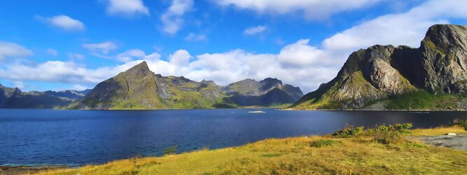 Trip Oberösterreich Reisetipps - Die Lofoten Inseln Norwegen – Skandinaviens eiskalte Schönheit fasziniert mit atemberaubenden Nordlichtern und geradezu außerirdisch imposanten Gebirgskulissen. Land der Mitternachtssonne am Polarkreis, ein Paradies für Wanderer, Naturfreunde, Hobbyfotografen und Instagram er/innen. Die Lofoten gehören zu Norwegen und liegen nördlich des Polarkreises. Erfahren Sie hier, was für eine einzigartige Landschaft die Lofoten zu bieten haben und was Sie dort erwartet. Vorsicht akutes Fernweh! Die meisten von Ihnen kennen wahrscheinlich die Lofoten. Man stellt sich malerische Fischerdörfer vor, umgeben von hohen Bergen und tiefblauen Fjorden.