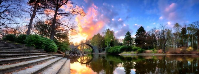 Trip Oberösterreich Reisetipps - Teufelsbrücke wird die Rakotzbrücke in Kromlau, Deutschland, genannt. Ein mystischer, idyllischer wunderschöner Ort; eine wahre Augenweide, wenn sich der Brücken Rundbogen im See spiegelt und zum Kreis vervollständigt. Ein märchenhafter Besuch, im blühenden Azaleen & Rhododendron Park. Der Azaleen- und Rhododendronpark Kromlau ist ein ca. 200 ha großer Landschaftspark im Ortsteil Kromlau der Gemeinde Gablenz im Landkreis Görlitz. Er gilt als die größte Rhododendren-Freilandanlage als Landschaftspark in Deutschland und ist bei freiem Eintritt immer geöffnet. Im Jahr 1842 erwarb der Großgrundbesitzer Friedrich Hermann Rötschke, ein Zeitgenosse des Landschaftsgestalters Hermann Ludwig Heinrich Fürst von Pückler-Muskau, das Gut Kromlau.