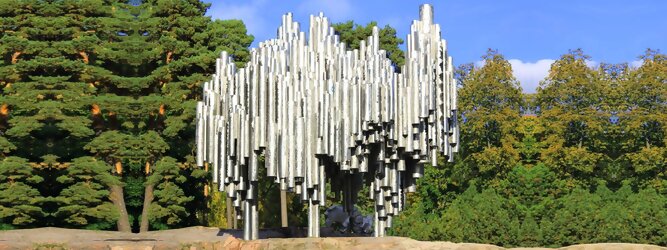 Trip Oberösterreich Reisetipps - Sibelius Monument in Helsinki, Finnland. Wie stilisierte Orgelpfeifen, verblüfft die abstrakt kühne Optik dieser Skulptur und symbolisiert das kreative künstlerische Musikschaffen des weltberühmten finnischen Komponisten Jean Sibelius. Das imposante Denkmal liegt in einem wunderschönen Park. Der als „Johann Julius Christian Sibelius“ geborene Jean Sibelius ist für die Finnen eine äußerst wichtige Person und gilt als Ikone der finnischen Musik. Die bekanntesten Werke des freischaffenden Komponisten sind Symphonie 1-7, Kullervo und Violinkonzert. Unzählige Besucher aus nah und fern kommen in den Park, um eines der meistfotografierten Denkmäler Finnlands zu sehen.
